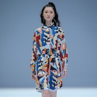 Cotton Ink menghadirkan busana dengan dua pilihan warna yaitu monokrom dan warna-warni di Jakarta Fashion Week 2021.  Foto: dok. JFW 2021.