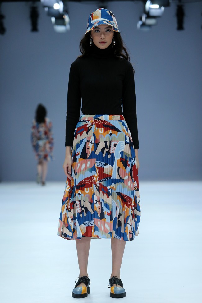 Cotton Ink menghadirkan busana dengan dua pilihan warna yaitu monokrom dan warna-warni di Jakarta Fashion Week 2021. Foto: dok. JFW 2021.