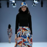 Cotton Ink menghadirkan busana dengan dua pilihan warna yaitu monokrom dan warna-warni di Jakarta Fashion Week 2021. Foto: dok. JFW 2021.