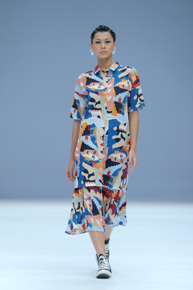 Cotton Ink menghadirkan busana dengan dua pilihan warna yaitu monokrom dan warna-warni di Jakarta Fashion Week 2021.  Foto: dok. JFW 2021.