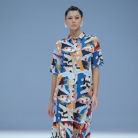 Cotton Ink menghadirkan busana dengan dua pilihan warna yaitu monokrom dan warna-warni di Jakarta Fashion Week 2021.  Foto: dok. JFW 2021.