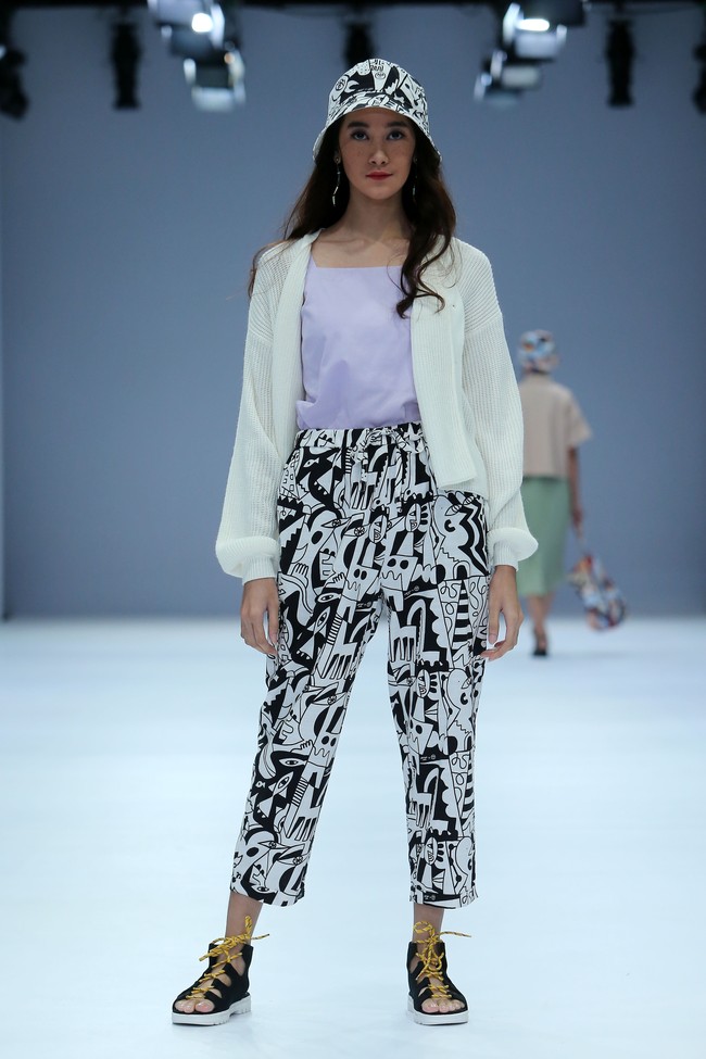 Cotton Ink menghadirkan busana dengan dua pilihan warna yaitu monokrom dan warna-warni di Jakarta Fashion Week 2021.  Foto: dok. JFW 2021.