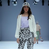 Cotton Ink menghadirkan busana dengan dua pilihan warna yaitu monokrom dan warna-warni di Jakarta Fashion Week 2021.  Foto: dok. JFW 2021.