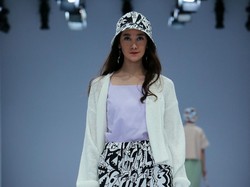 10 Koleksi Monokrom Hinga Penuh Warna Cotton Ink di JFW 2021