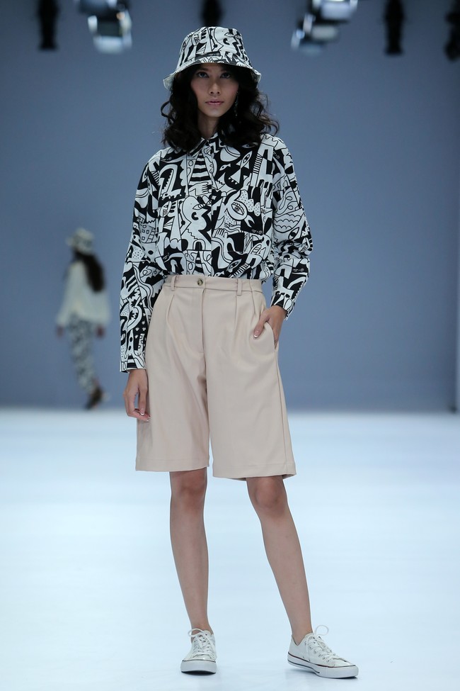 Cotton Ink menghadirkan busana dengan dua pilihan warna yaitu monokrom dan warna-warni di Jakarta Fashion Week 2021.  Foto: dok. JFW 2021.