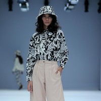 Cotton Ink menghadirkan busana dengan dua pilihan warna yaitu monokrom dan warna-warni di Jakarta Fashion Week 2021.  Foto: dok. JFW 2021.