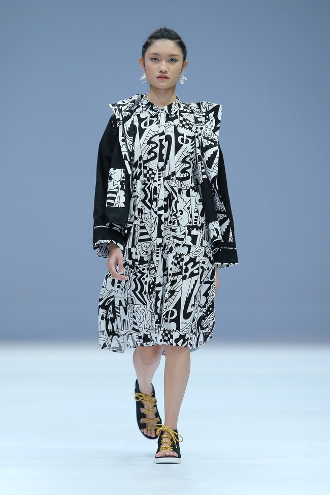 Cotton Ink menghadirkan busana dengan dua pilihan warna yaitu monokrom dan warna-warni di Jakarta Fashion Week 2021.  Foto: dok. JFW 2021.