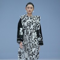 Cotton Ink menghadirkan busana dengan dua pilihan warna yaitu monokrom dan warna-warni di Jakarta Fashion Week 2021.  Foto: dok. JFW 2021.