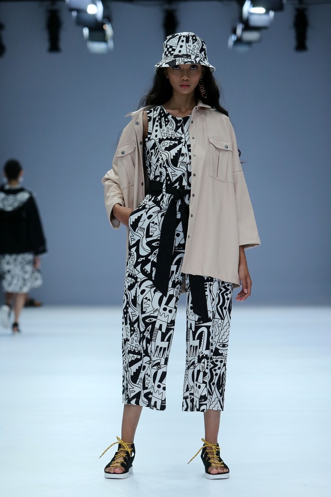 Cotton Ink menghadirkan busana dengan dua pilihan warna yaitu monokrom dan warna-warni di Jakarta Fashion Week 2021. Foto: dok. JFW 2021.