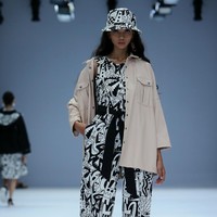 Cotton Ink menghadirkan busana dengan dua pilihan warna yaitu monokrom dan warna-warni di Jakarta Fashion Week 2021. Foto: dok. JFW 2021.