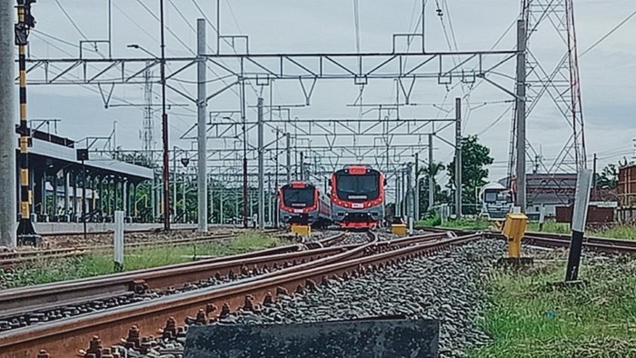KRL diparkir di stasiun Klaten, Jumat (4/12).