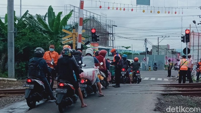 Ngeri Lampu Bangjo Ini Bikin Pengendara Berhenti di  