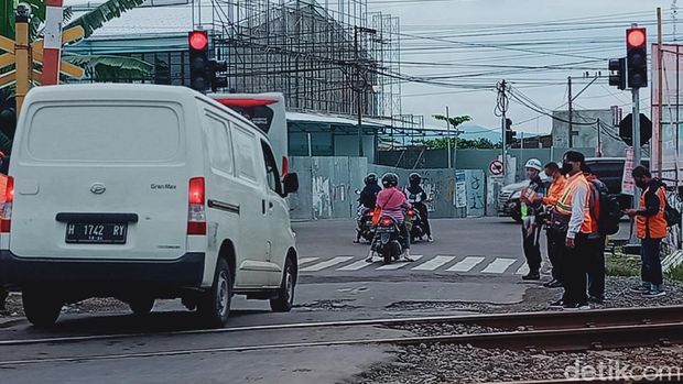 Ngeri Lampu Bangjo Ini Bikin Pengendara Berhenti di  