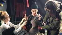 Seperti ketika dirinya sedang dipakaikan kostum. Dia menulis di bagian keterangan bahwa dia bukanlah diva. (Foto: dok. Instagram @yifei_cc) 