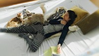Juga foto dirinya saat sedang goler-goleran di rumah saja. (Foto: dok. Instagram @yifei_cc) 