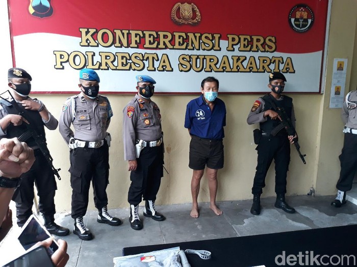 LJ (72), pria pelaku penembakan mobil bos pabrik tekstil, di Mapolresta Solo, Jumat (4/12/2020).