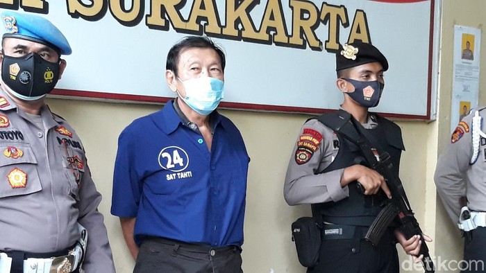 LJ (72), pria pelaku penembakan mobil bos pabrik tekstil, di Mapolresta Solo, Jumat (4/12/2020).