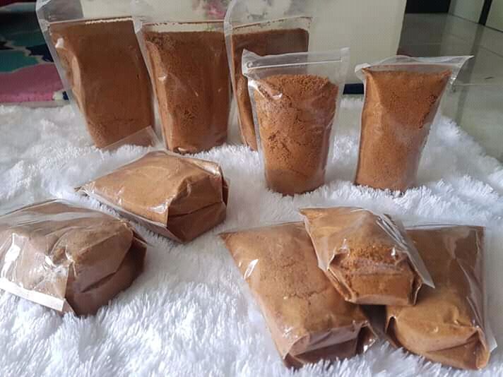 Mayoritas penduduk Desa Sarwadadi, Kecamatan Kawunganten, Kabupaten Cilacap, Jawa Tengah, adalah perajin gula.