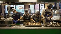 Para pegawai tersebut bekerja di berbagai bagian, mulai dari petugas dapur untuk memasak makanan pesanan hingga petugas kasir untuk melayani para pembeli.
