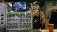 Guna memudahkan komunikasi di antara pegawai dan pembeli makanan, poster yang bergambar beragam bahasa tubuh pun dipajang di salah satu sisi restoran.