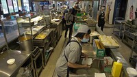 Penampakan di bagian dapur restoran Dignity Kitchen yang sebagian besar karyawannya merupakan penyandang disabilitas.