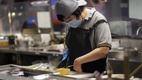 Keterbatasan yang dimiliki para pegawainya tak menjadi halangan mereka untuk bekerja dengan baik di restoran tersebut.