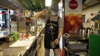 Ada beragam makanan dan minuman yang disajikan di restoran yang sebagian besar pegawainya merupakan penyandang disabilitas tersebut.
