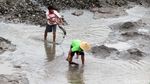 Menambang Pasir di Tengah Ancaman Erupsi Merapi