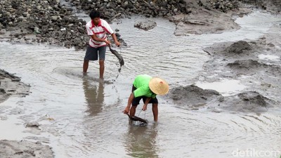Menambang Pasir di Tengah Ancaman Erupsi Merapi