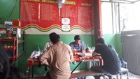 Warung Pancong Mang Kumis dan H. Dadang berlokasi di Jalan Komodo, Depok 1. Lokasinya mudah dikenali dari spanduk penanda yang besar.