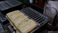 Pancong yang dijajakan di sini adalah versi Betawi yang juga populer di Sumedang. Bahan utamanya hanya tepung terigu dan gula pasir.