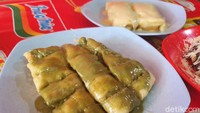 Kalau mau yang kekinian, ada juga pancong green tea (Rp 13 ribu) yang layak dicoba. Berupa pancong matang dengan olesan selai green tea yang royal.
