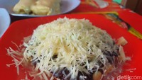 Lalu ada juga pancong Nutella plus keju (Rp 18 ribu) yang merupakan varian termahal di sini. Olesan selai cokelat hazelnut ini ditambahkan dalam jumlah royal ke atas pancong, baru kemudian ditaburi parutan keju cheddar.