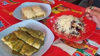 Pancong bisa dipesan matang, setengah matang, atau tiga per empat matang. Bisa juga ditambahkan ragam topping kekinian, mulai dari Oreo, Nutella, green tea, sampai cappuccino.
