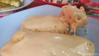 Bagian atas adonan pancong masih lumer dengan rasa gurih, manis, dan creamy yang puaskan selera. Sementara bawahnya empuk legit.