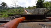 PLTM Logawa sendiri bergerak menghasilkan listrik dengan mengambil air langsung dari sungai Logawa yang sudah dipisahkan melalui bak bak penampungan air. Sisa air yang terbuang akan kembali lagi menuju sungai Logawa, sedangkan air yang ada di bak penampungan akan langsung masuk ke pipa yang langsung menuruni bukit menuju mesin turbin untuk dapat menghasilkan listrik. Listrik yang dihasilkan kemudian dibeli oleh PLN untuk kemudian disalurkan kepada masyarakat melalui KWh meter. Sedangkan air yang keluar dari turbin akan kembali lagi ke sungai Logawa, sehingga tidak merusak lingkungan. 