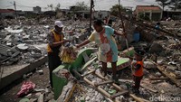 Sekitar 300 KK kehilangan tempat tinggal usai rumah mereka digusur akibat terdampak pembangunan proyek tol Cibitung-Cilincing tersebut.