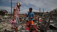 Ketua RW 011 Semper Timur Abu Bakar menuturkan, sebelum penggusuran, warga baru menerima ganti rugi atas bangunan mereka yang digusur. Menurut keterangan warga biaya kompensasi yang diterima untuk satu rumah kisaran dari puluhan juta hingga ratusan juta.