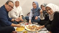Bersama keluarganya, Ida asyik menyantap nasi biryani dengan potongan daging panggang. Foto: Instagram @idafauziyahnu