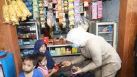 Politisi berusia 51 tahun ini aktif menyapa masyarakat. Momennya saat mampir jajan ke warung dan membelikan minuman untuk anak-anak, berhasil membuat netizen tersenyum. Foto: Instagram @idafauziyahnu