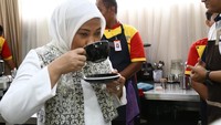 Ini pose Ida saat tengah mencicipi kopi. Menaker ini memang tak bisa lepas dari kopi. Foto: Instagram @idafauziyahnu
