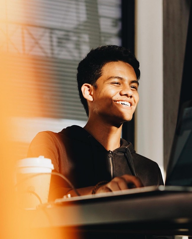 Selain Mutiara, Anies juga diketahui memiliki anak laki-laki bernama Mikail Azizi Baswedan. Anak kedua dari 4 bersaudara itu lahir pada 23 April 2000. Anies sendiri kerap mengajak anak laki-lakinya itu untuk ikut dalam kegiatan politik. Mikail Azizi kini tengah melanjutkan pendidikan di Korea Selatan. Foto: instagram