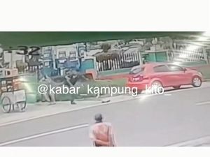 Miris! Pengendara Mobil Ini Tendang Pedagang Bakso