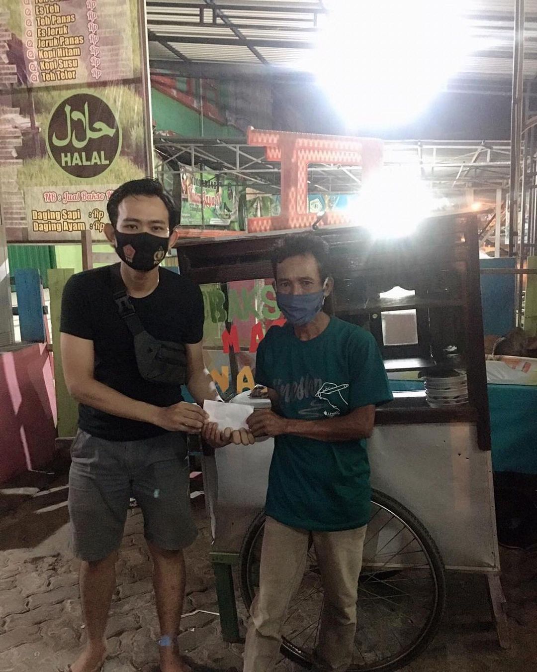 Miris! Pengendara Mobil Ini Tendang Pedagang Bakso