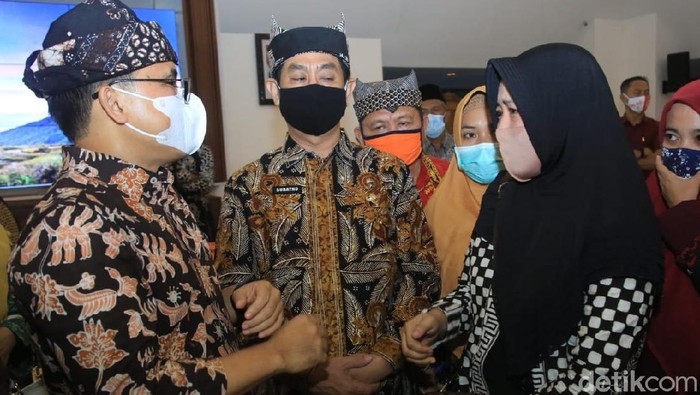 Momen Haru Bupati Anas Berpamitan ke Guru PAUD/TK