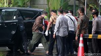 Diketahui sebelumnya Wenny bersama sejumlah orang lainnya terjaring operasi tangkap tangan (OTT) KPK.