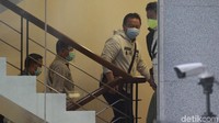 Plt juru bicara KPK, Ali Fikri, mengatakan KPK mengamankan sejumlah pihak itu di wilayah Kabupaten Banggai Kepulauan dan Kabupaten Luwuk. Selain Wenny, KPK mengamankan pejabat Pemerintah Kabupaten Banggai Laut dan sejumlah pihak swasta.