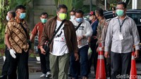 Bupati Banggai Laut, Sulawesi Tengah, Wenny Bukamo berserta rombongan tiba di KPK, Jakarta, Jumat (4/12/2020).