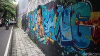 Ilustrasi virus tersebut juga mengelilingi badannya.