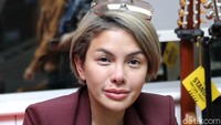 Saat itu Nikita Mirzani vokal berkomentar di Instagram pribadinya. Hingga muncul kalimat habib tukang obat dari Nikita Mirzani. (Foto: Rafida Fauzia/detikcom) 